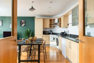 Central-3Bedroom-2Bath-Parking-By FabAccommodation