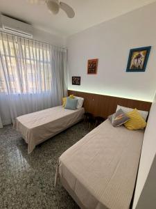 Espaçoso e iluminado, 1 quadra da praia, ar condicionado