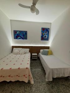 Espaçoso e iluminado, 1 quadra da praia, ar condicionado