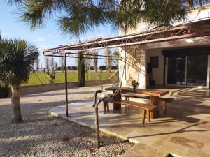 Maisons de vacances Vacation rental with pool and Jacuzzi, close to Arles - sleeps 10 : photos des chambres