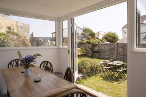 Gorgeous Cottage Parking Short Walk to Beach