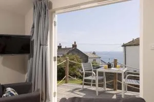 Stylish Boatshed with Sea Views Private Parking - Gorran Haven