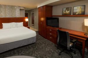 Large King Room room in Courtyard by Marriott Lafayette