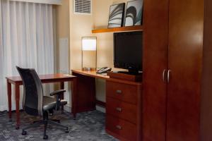 One-Bedroom King Suite room in Courtyard by Marriott Lafayette