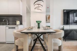 Panoramic skyrise on the 20th floor by REMS