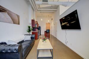 Entire 1 bedroom in the heart of KW downtown across Google