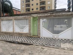 Casa na praia com piscina centro de Mongaguá