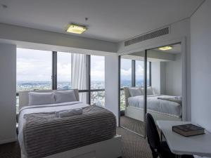 Stunning 2BR City Lights View Near Parks and Riverside