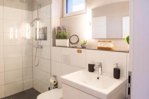 MiCasa OL - Modernes Penthouse - Stellplatz - Küche - WLAN - Dachterrasse - E Ladesäule