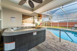Hot Tub - Mins to Anna Maria - Heated Pool -Arcade for Family