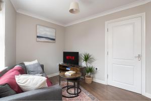 Spacious 4 BR home in Bedford, Sleeps 7, Parking