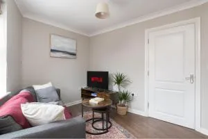 Spacious 4 BR home in Bedford, Sleeps 7, Parking - 乌波斯顿