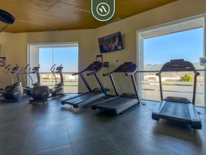 Luxury 4 BR Condo Right Next to the Beach - Pools