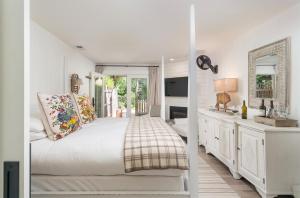 Cottage King room in Farmhouse Inn