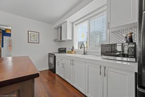 4 Bedroom Luxury House, Free Parking, Next to LRT, Kitchener Downtown, near Chicopee Ski Club