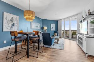 Sunrise Surprise 9th floor 2BR 2 BA King Suite Beach shuttle, heated pool!