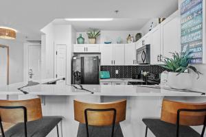 Sunrise Surprise 9th floor 2BR 2 BA King Suite Beach shuttle, heated pool!