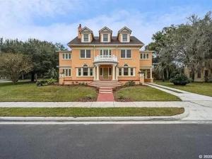 The Gator Manor – 6 Bedrooms Walk to UF Stadium
