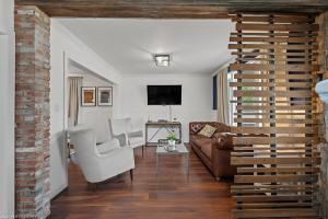 4 Bedroom Luxury House, Free Parking, Next to LRT, Kitchener Downtown, near Chicopee Ski Club