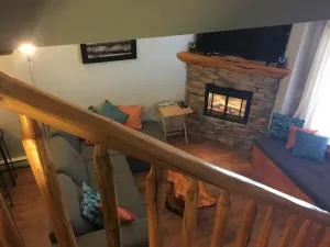 BigWhite Ski In-Out Chalet w Priv HotTub & Garage - Carmi