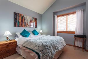 BigWhite Ski In-Out Chalet w Priv HotTub & Garage