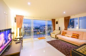 Large, Quiet Corner Condo