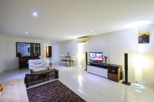 Large, Quiet Corner Condo