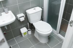 Cozy Crib Suite Condo with Balcony Pool & Gym