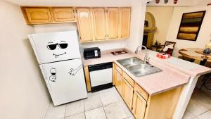 My Charming Home, Cozy, in the Heart of West Side