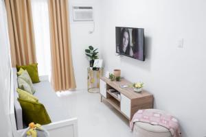 Cozy Crib Suite Condo with Balcony Pool & Gym