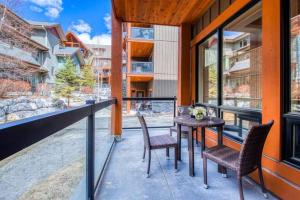 C111 Canmore World Class Solara Resort - Hot tub, Pool, Gym, AirCon, Free Parking & Netflix