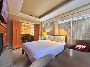 C111 Canmore World Class Solara Resort - Hot tub, Pool, Gym, AirCon, Free Parking & Netflix