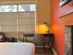 C111 Canmore World Class Solara Resort - Hot tub, Pool, Gym, AirCon, Free Parking & Netflix