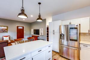 Convenient Fairbanks Guest Suite with Grill!