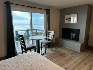 Queen Studio Suite Disability Access (ADA) with Deck room in Westshore Oceanfront