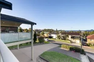 Oasis at Salamander Bay, 10 Raymond Ave - Boat Parking, WiFi, Air Con, Water Views - Lemon Tree Passage