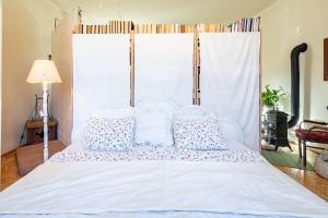 Nestled Romance, Budas Hilltop Heaven