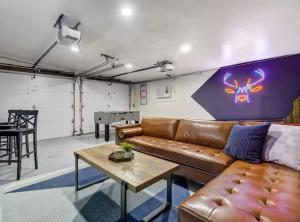 Pikes Charm - King Workspace 4K Roku BBQ