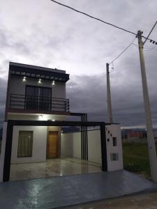 Casa perto da praia com piscina e churrasqueira