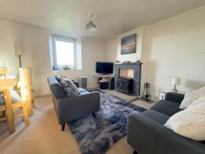 Drigg Cottage, Cosy Retreat with Log Burner & Garden
