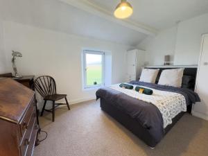 Drigg Cottage, Cosy Retreat with Log Burner & Garden