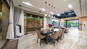 Luxury huge pool villa - Free pick up and Full AC