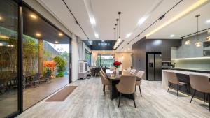 Luxury huge pool villa - Free pick up and Full AC