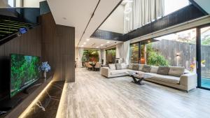 Luxury huge pool villa - Free pick up and Full AC