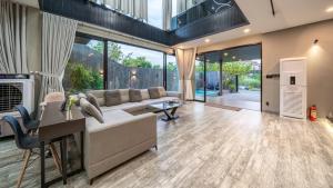 Luxury huge pool villa - Free pick up and Full AC