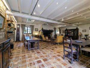B&B / Chambres d'hotes Sejournez en Ferme avec Piscine, Tennis, Chevaux et Parking Securise - FR-1-582-518 : photos des chambres
