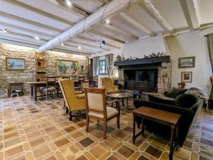 B&B / Chambres d'hotes Sejournez en Ferme avec Piscine, Tennis, Chevaux et Parking Securise - FR-1-582-518 : photos des chambres