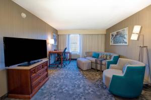 Suite, 1 King, Sofa bed room in Courtyard Chapel Hill