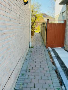 Sunnys Home Stays TorontoMississauga Pvt Entrance 2BRm Bath Living & Kitchen