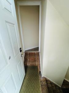 Sunnys Home Stays TorontoMississauga Pvt Entrance 2BRm Bath Living & Kitchen